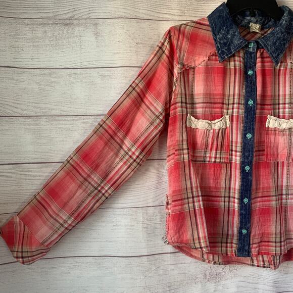 Gimmicks by BKE Pink and Blue Plaid and Lace Button Down Roll Tab Sleeves Size M - Picture 14 of 16